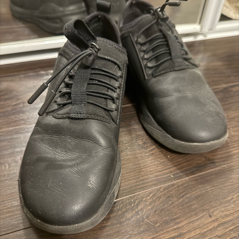 Clove Black Sneakers